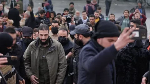 من صفوف القاعدة إلى الإطاحة بالأسد.. من هو أحمد الشرع؟