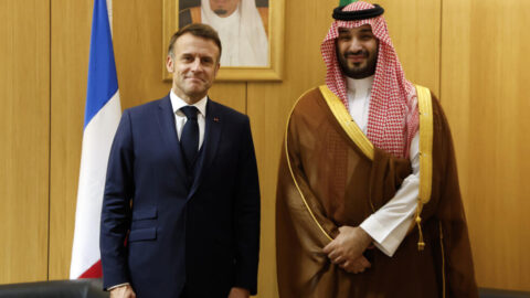 ماكرون يبدأ زيارة دولة إلى السعودية في خضم أزمة سياسية في فرنسا