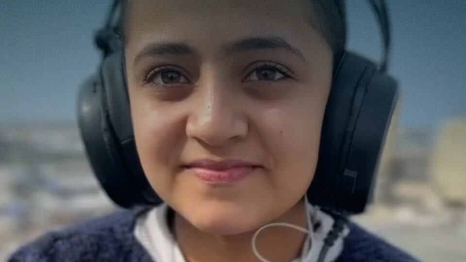 فتيات غزيات يتأثرن بسماع صوت جرس المدرسة