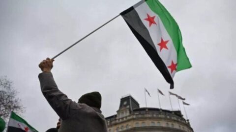 علم الثورة السورية يرفرف فوق مبنى سفارة سوريا في موسكو