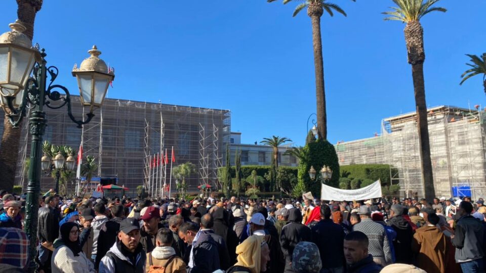 بعد سنتين من الانتظار.. ضحايا الزلزال يحتجون ضد “خروقات التعويضات”