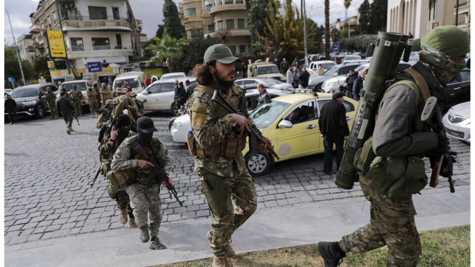 فصيل مسلح في سوريا يحل نفسه ويضع أسلحته تحت تصرف وزارة الدفاع