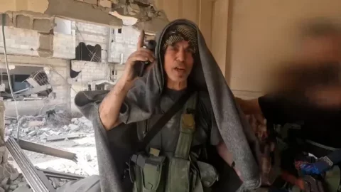 “وللحرية الحمراء باب”.. قصة البيت الشعري الذي صدح به يحيى السنوار في ساحات المقاومة
