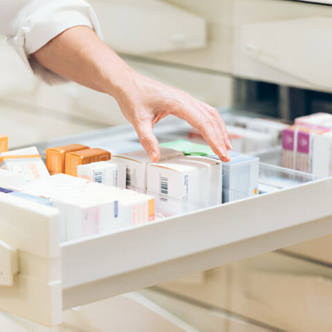 “الكتاب” يرفض أي خوصصة “مُقنّعة” للقطاع الصيدلاني