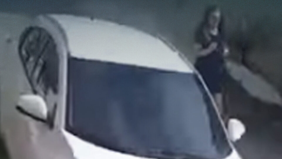 سيدة برازيلية تنجو من الموت بأعجوبة بعد اصطدام سيارتين بالقرب منها
