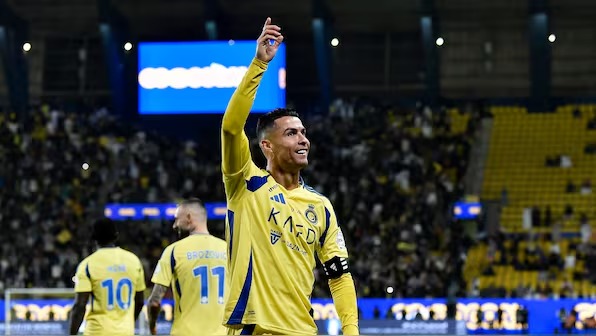 رونالدو في طريقه للبقاء مع النصر السعودي حتى 2026