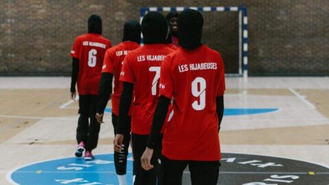 مجلس الشيوخ الفرنسي يُصادق على قانون يمنع الحجاب في المنافسات الرياضية