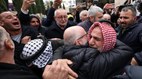بينهم محكومون بالمؤبد.. نحو 370 أسيرا فلسطينيا يعانقون الحرية