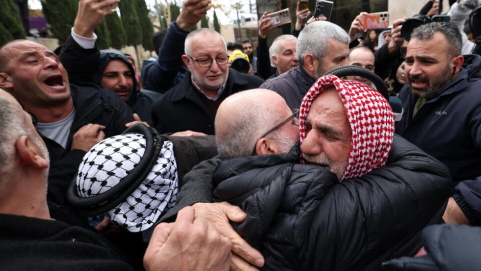 بينهم محكومون بالمؤبد.. نحو 370 أسيرا فلسطينيا يعانقون الحرية