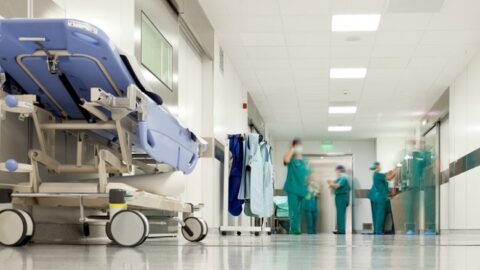 أطباء وجدة يخوضون إضرابا مفتوحا احتجاجا على “الوضع المتردي والإعفاءات المشبوهة”