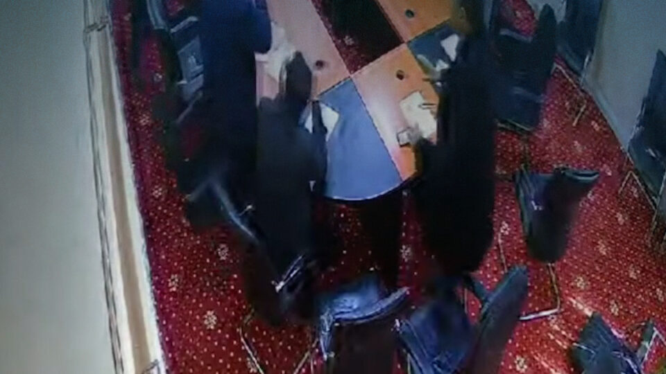 نائب يهاجم الرئيس بالكراسي.. فوضى وعنف في مجلس جماعة المحرة بالرحامنة