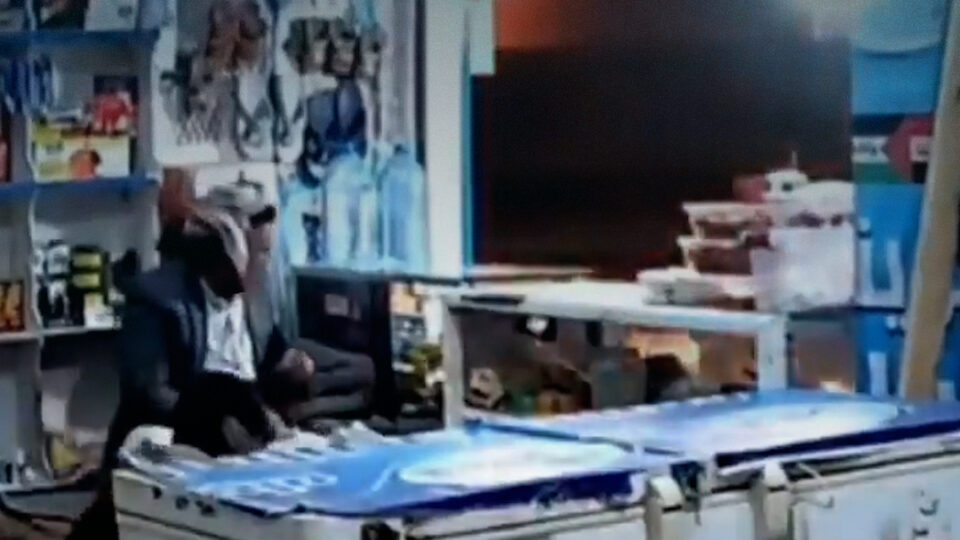 رجل يمني يبقى ثابتًا على كرسيه لحظة الغارات الأمريكية المفاجئة على اليمن