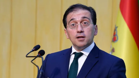 ألباريس ينفي وجود مفاوضات سرية حول المجال الجوي للصحراء المغربية