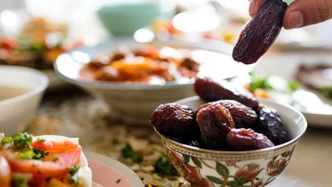 كيف تحافظ على نظام غذائي صحي في رمضان؟.. طبيب يوضح