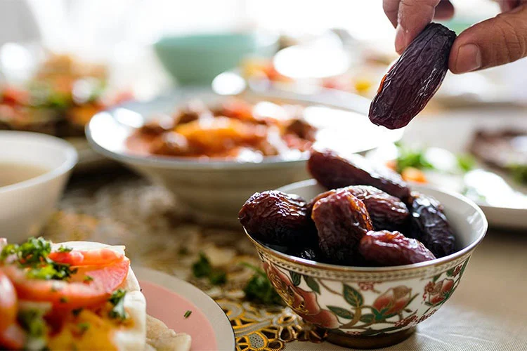 كيف تحافظ على نظام غذائي صحي في رمضان؟.. طبيب يوضح