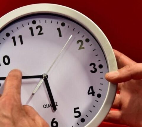 تجاوزت 140 ألف توقيع.. الحكومة تعيد الساعة الإضافية وتتجاهل عريضة الرفض