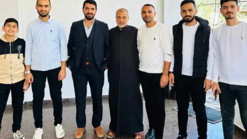 قصفت إسرائيل سيارتهم المدنية.. أب يشيع أبناءه الستة دفعة واحدة
