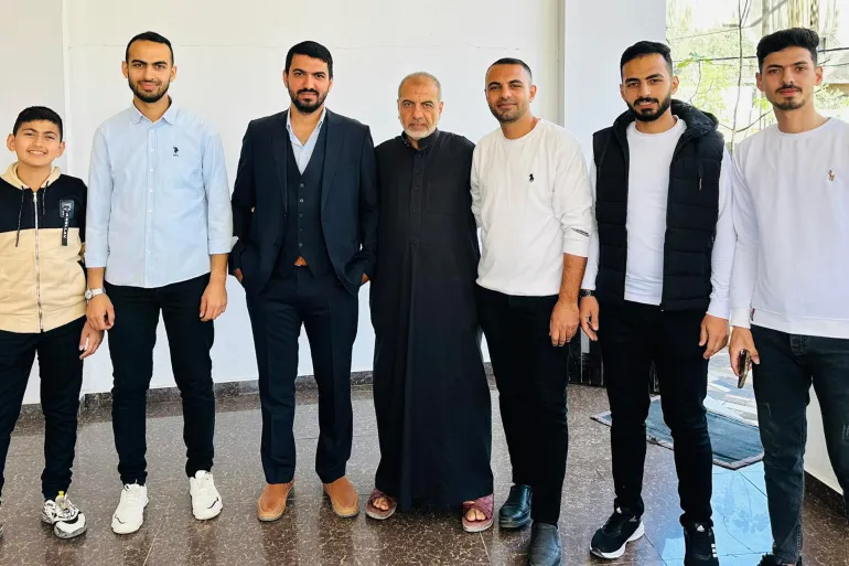 قصفت إسرائيل سيارتهم المدنية.. أب يشيع أبناءه الستة دفعة واحدة