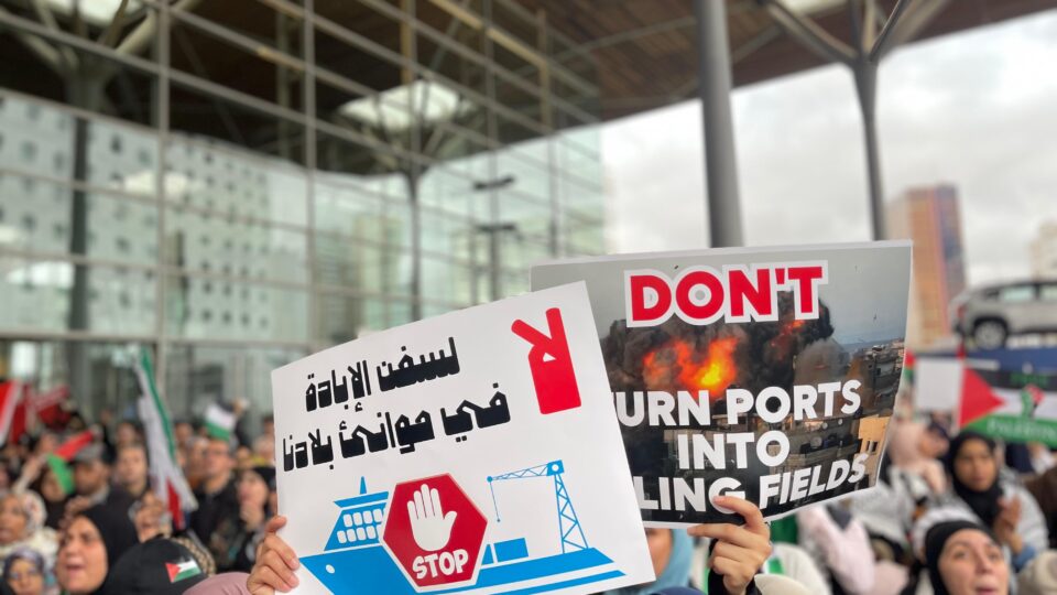 “الشعب يريد رحيل السفينة”.. مظاهرة غاضبة قرب ميناء البيضاء رفضاً لـ”سفن الإبادة”
