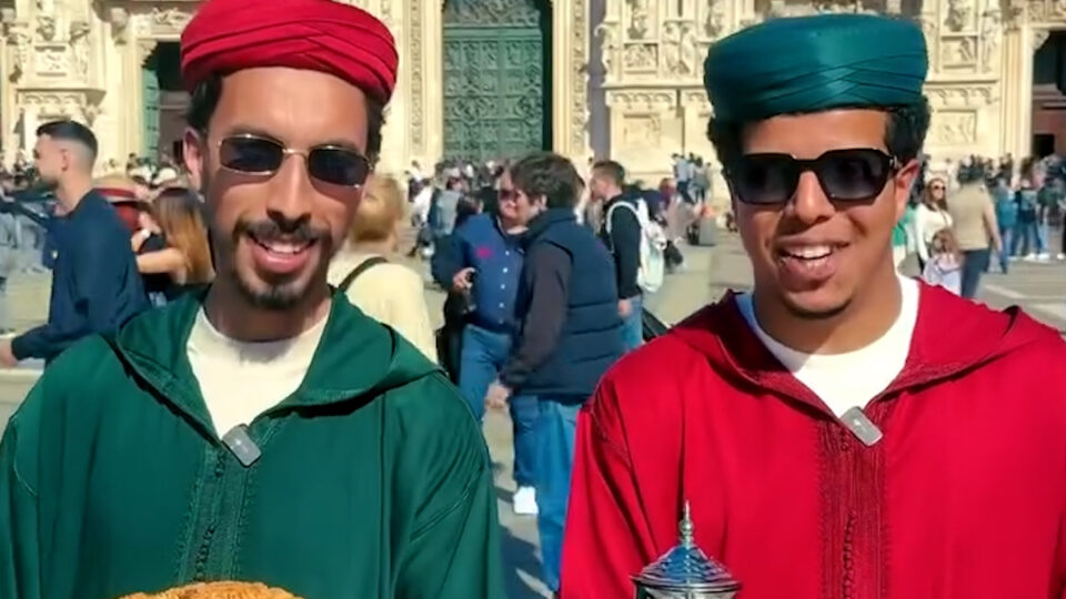 بالجلابة المغربية.. سعيد ووديع يقدمان الشاي والكعك المسفيوي في شوارع إيطاليا