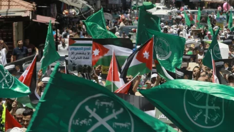 خوف وقمع وتحريض ضد الفلسطينيين.. ماذا بعد قرار حظر الإخوان في الأردن؟
