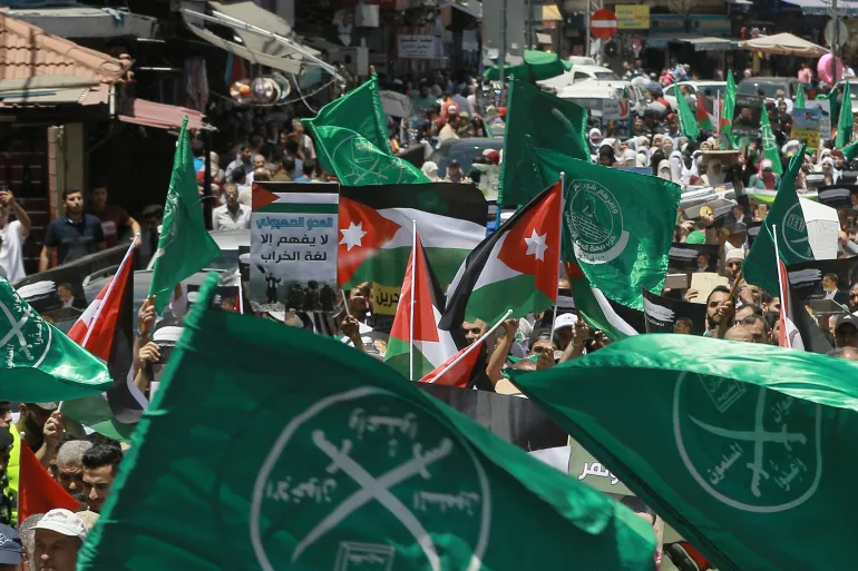 خوف وقمع وتحريض ضد الفلسطينيين.. ماذا بعد قرار حظر الإخوان في الأردن؟