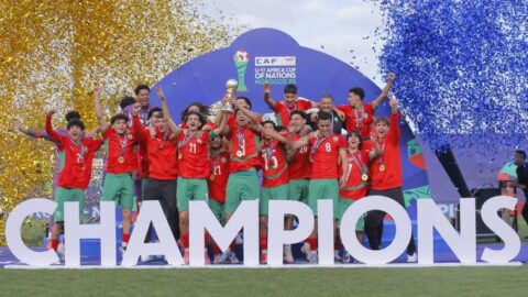 الملك يهنئ أعضاء المنتخب الوطني لكرة القدم تحت 17 سنة إثر فوزهم بكأس إفريقيا