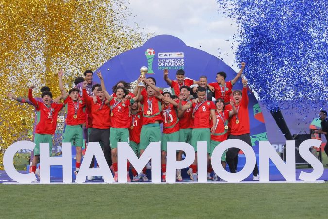 الملك يهنئ أعضاء المنتخب الوطني لكرة القدم تحت 17 سنة إثر فوزهم بكأس إفريقيا
