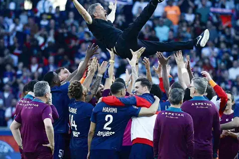أشرف حكيمي يتوج رفقة باريس سان جيرمان بلقب الدوري الفرنسي