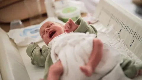 ولادة أول طفل في المملكة المتحدة من رحم مزروع