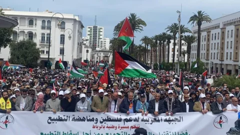 مسيرة شعبية نحو ميناء البيضاء.. جبهة دعم فلسطين تدعو للتظاهر ضد “سفن الإبادة”