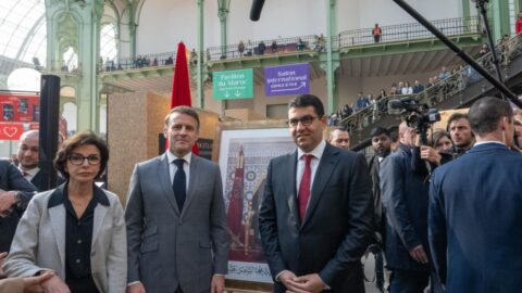 إيمانويل ماكرون يزور جناح المغرب بمهرجان باريس للكتاب