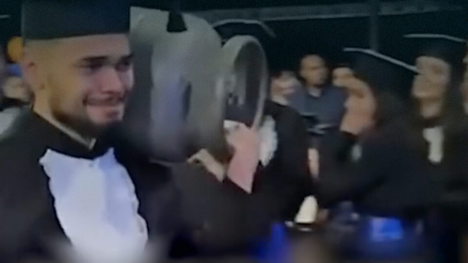خريج يحمل أسطوانة غاز امتنانا لوالده الذي يعمل في توصيل الأسطوانات