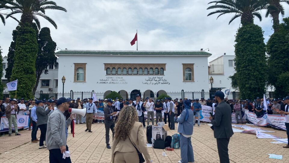 حناجر المتصرفين التربويين تصدح بالرباط رفضا لسياسة “الآذان الصماء”