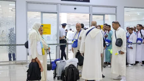 الأوقاف تدعو الحجاج المغاربة إلى “الإحرام في الجو”