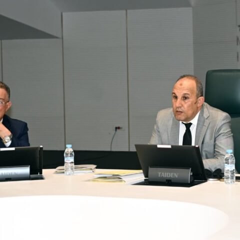 لقجع وبلقشور يحسمان موعد انطلاق منافسات البطولة الاحترافية