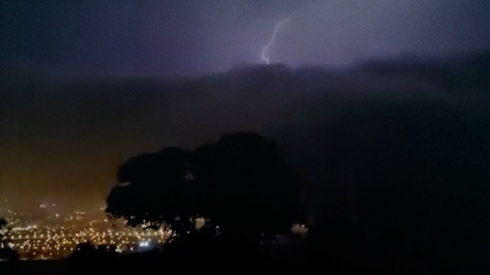 في عزّ الصيف.. الرعد والبرق يضيئان سماء أكادير