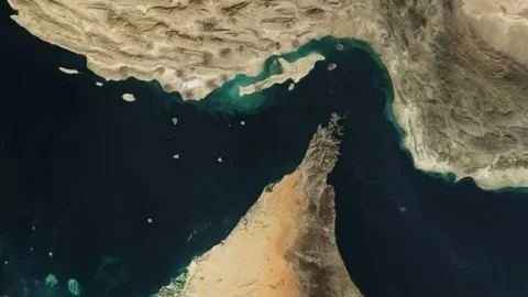 البرلمان الإيراني يدعم إغلاق مضيق “هرمز” رداً على الهجمات الأمريكية