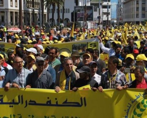 نقابيون يطالبون الحكومة بتدخل عاجل لوقف ارتفاع أسعار المحروقات ويحذرون من تفاقم الأزمة الاجتماعية