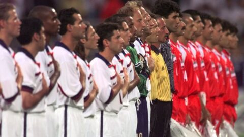 كرة القدم والسياسة.. كيف تغلب منتخب إيران على “الشيطان الأكبر” في مونديال 1998