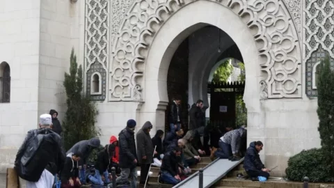 اليمين المتطرف بدائرة الاتهام.. الاعتداءات على المساجد تتواصل في فرنسا
