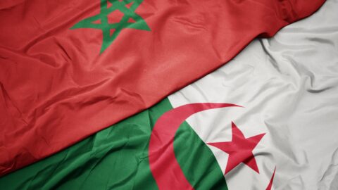كرة القدم والسياسة: المغرب والجزائر يتواجهان في مباراة مشحونة