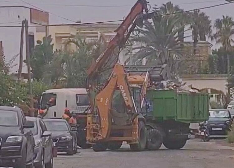 يديرها برلماني من “الأحرار”.. شركة نظافة تثير الجدل لاستخدامها “طرقاً بدائية” لجمع النفايات في الهرهورة