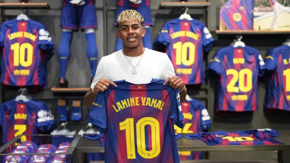 برشلونة يحقق إيرادات قياسية بعد طرح قميص لامين يامال