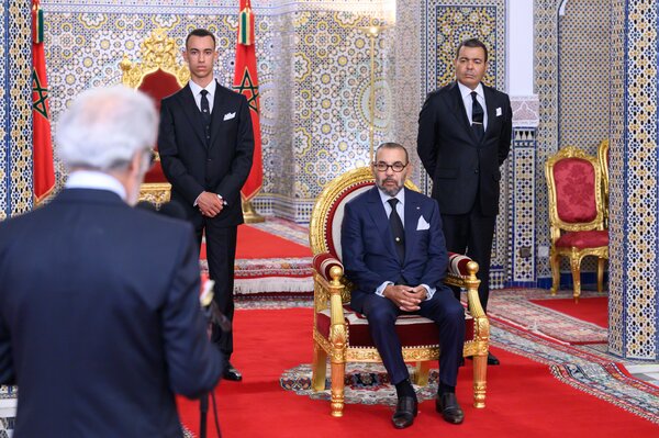 الملك يستقبل الجواهري ويتسلم التقرير السنوي لبنك المغرب