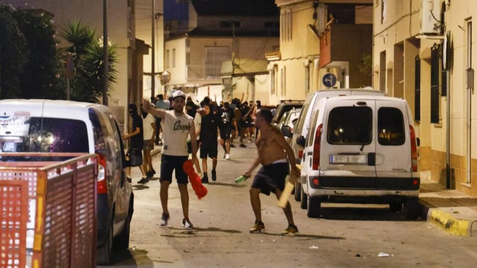 يمينيون متطرفون يعتدون على مهاجرين مغاربة بجنوب إسبانيا.. ما القصة؟