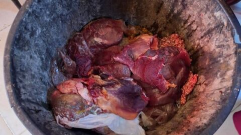 لحوم فاسدة وزيوت طهي ملوثة.. إغلاق محلات للمأكولات بمدن الشمال
