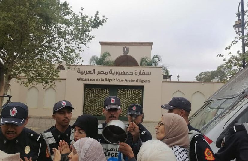 تدخل أمني لتفريق مظاهرة أمام السفارة المصرية منددة بحصار غزة
