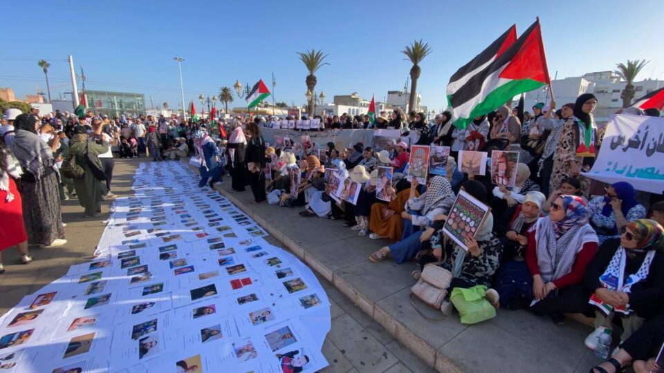 بأسماء الرضّع الشهداء.. مغربيات يتظاهرن تنديداً بإبادة أطفال غزة