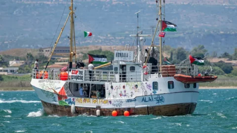 سفينة جديدة محملة بالمساعدات الإنسانية تبحر من إيطاليا إلى غزة